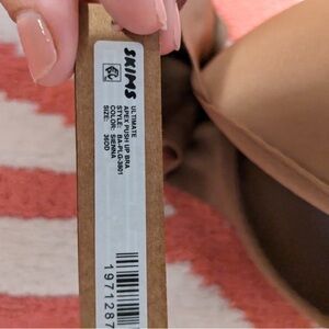 Skims nipple bra never used 36DD sold out!